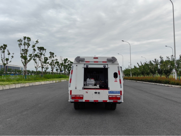 4.5t纯电动路面养护车