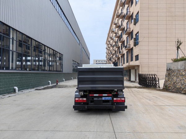 4.5t纯电动车厢可卸式垃圾车