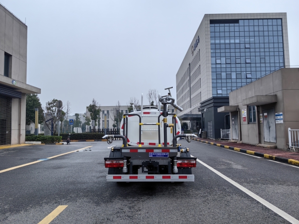 4.5t纯电动洒水车